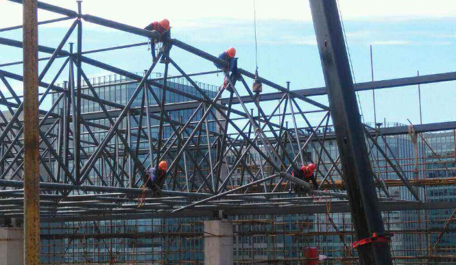 博尔塔拉蒙古自治州论网架装配施工中搭设脚手架应当留神的事故